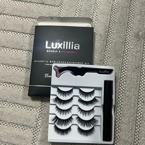 Luxillia Magnetic Eyelashes with eyeliner